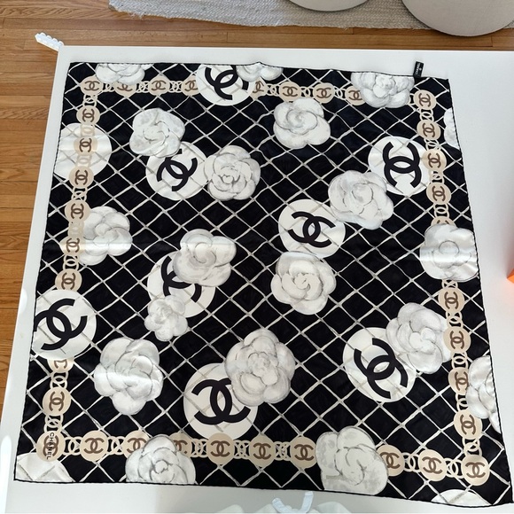 CHANEL SCARF - Picture 1 of 3